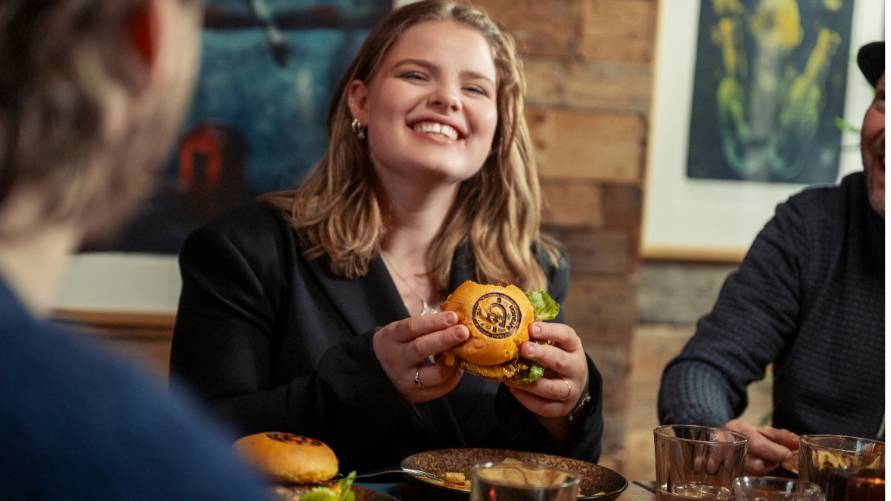 EKSKLUSIV COOP-KVELD: OPPLEV HÅNDVERKET BAK ØLET OG SMAK BYENS BESTE BURGER