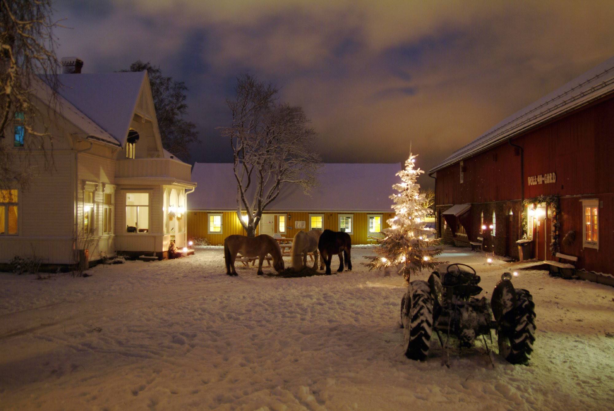 Jul på Voll  og forestillingen "Fjøsnissen, Skogsnissen og Juletreet"